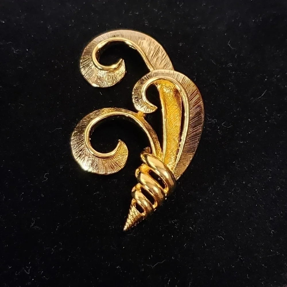 NAPIER Vintage Hallmark Lapel Pin Gold Lovely Professional